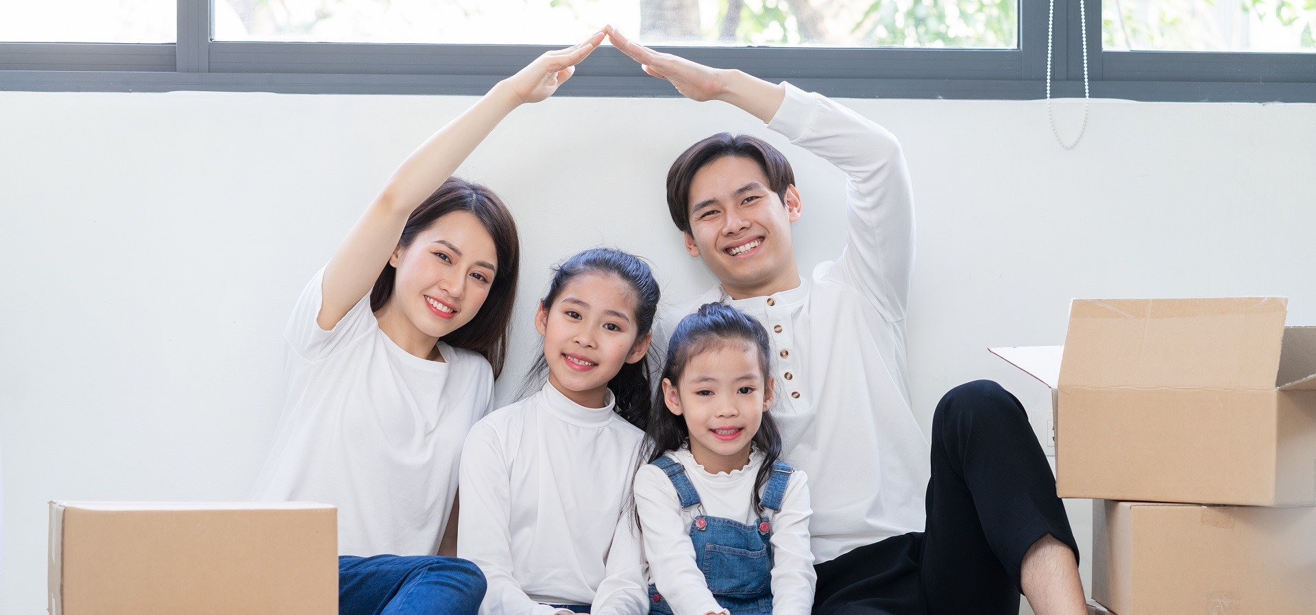 young-asian-families-are-moving-into-new-home-together3